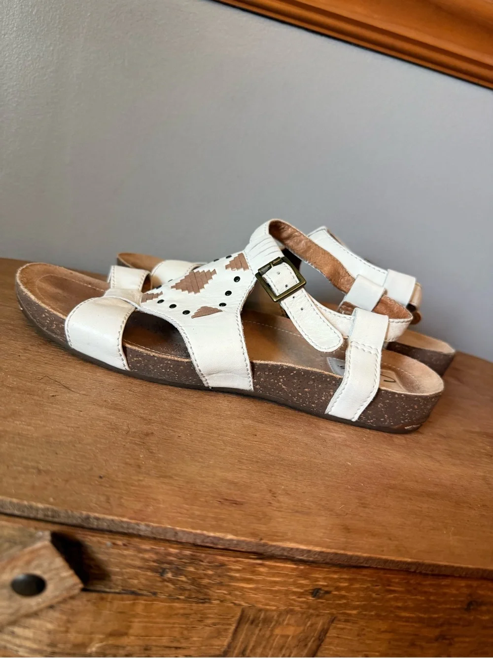 Clarks Artisan white leather strappy geometric Southwestern-style sandals 8
